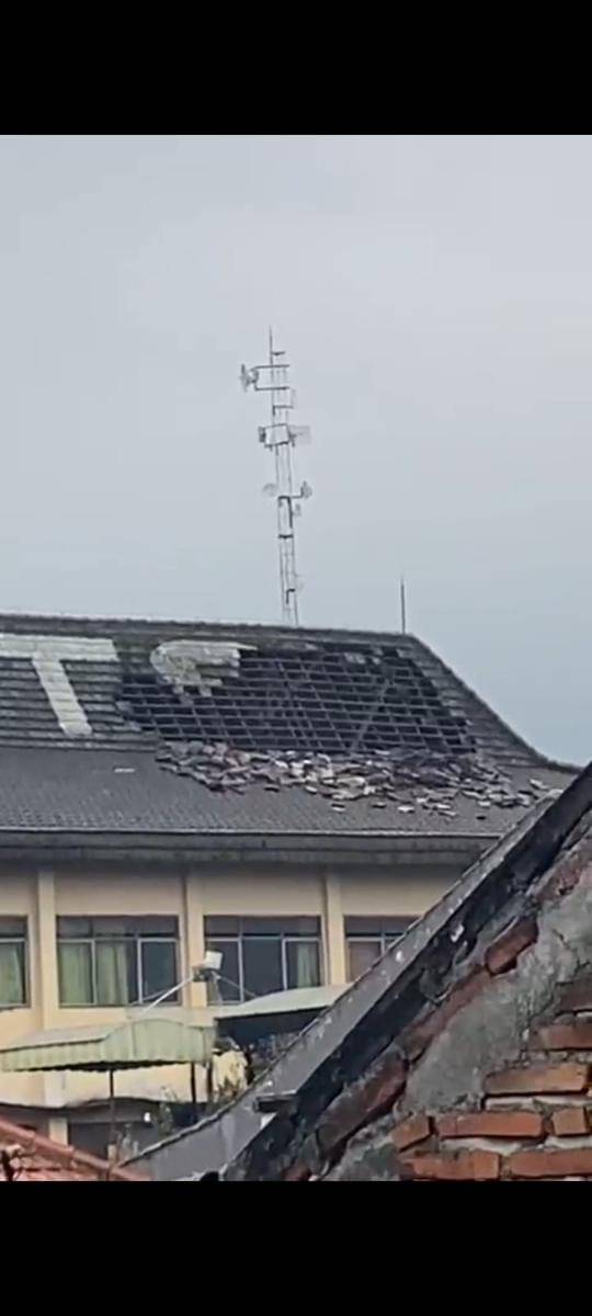 Angin puting beliung merusak sekolah di Kota Batu. (Dok BPBD Kota Batu)