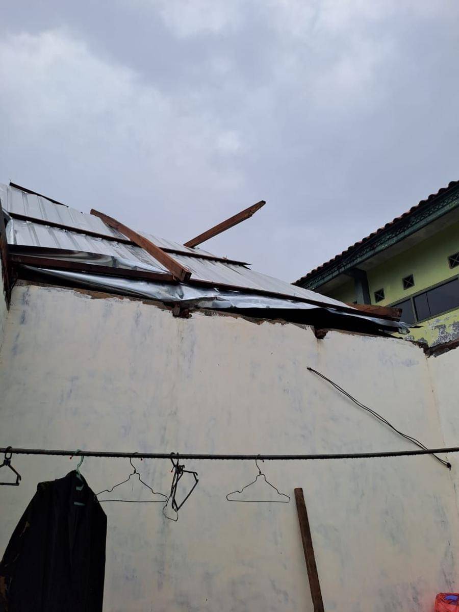 Angin puting beliung merusak rumah warga di Kota Batu. (Dok BPBD Kota Batu)