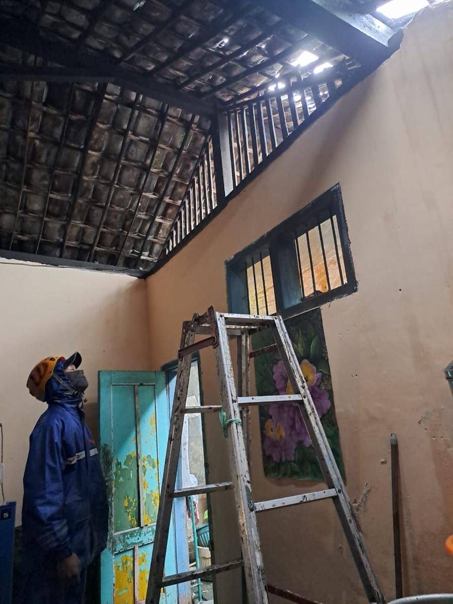 TRC mengecek rumah warga di Kota Batu yang terkena puting beliung. (Dok BPBD Kota Batu)