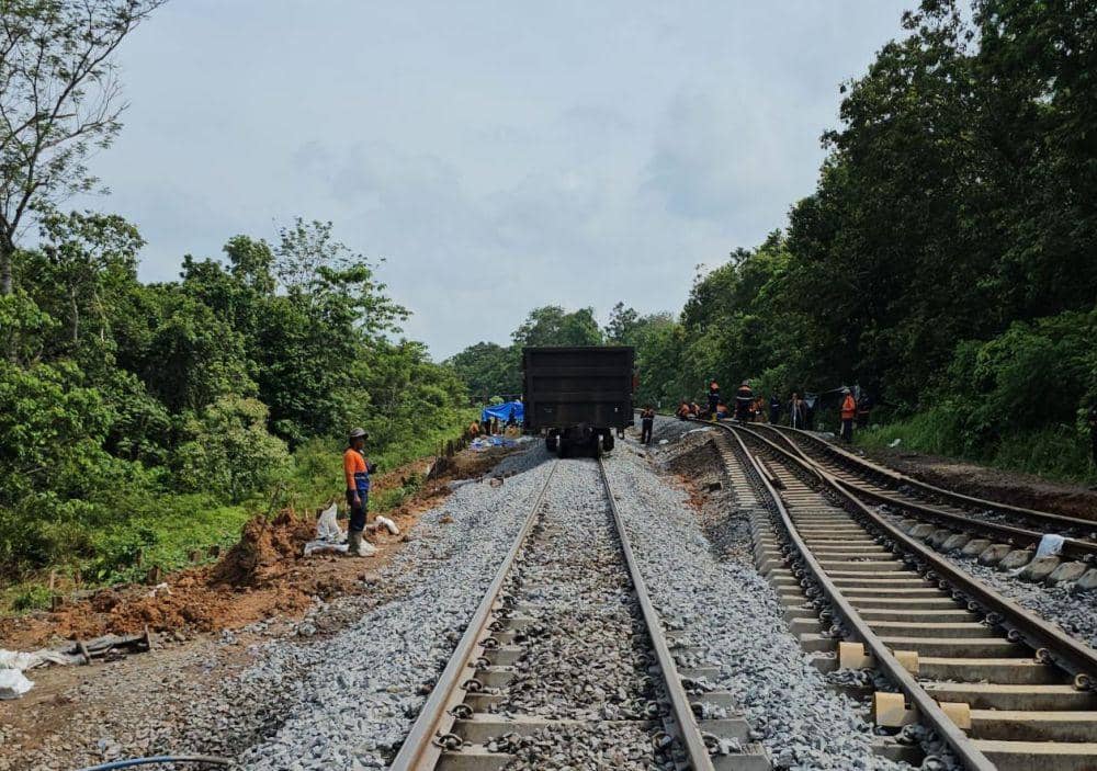 Jalur Kereta Ambles, 1.700 Tiket Pemudik Lampung-Sumsel Dibatalkan