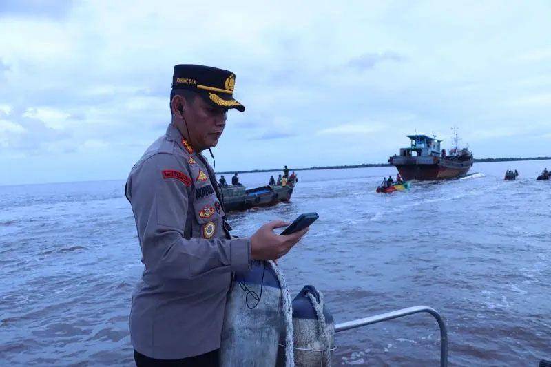 Kapolres Inhil, AKBP Norhayat bersama jajaran, Basarnas dan masyarakat sekitar masih melakukan pencarian korban kecelakaan Speedboat Evelin Calisca 01 di perairan Kateman, Kamis (27/4/2023). (Dok. Antara/ HO-Humas Polres Inhil)
