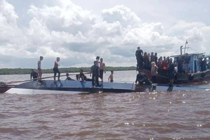 Speedboat Evelyn Calisca 01 mengalami kecelakaan terbalik di perairan Kateman, Kabupaten Indragiri Hilir, Riau. (dok. ANTARA)