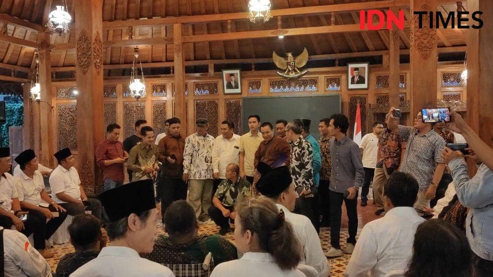 Gibran Rakabuming gelar pertemuan dengan relawan di Loji Gandrung. (IDN Times/Larasati Rey)