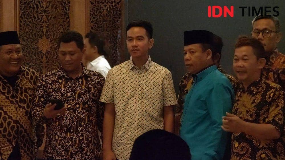 Gibran Rakabuming gelar pertemuan dengan relawan di Loji Gandrung. (IDN Times/Larasati Rey)