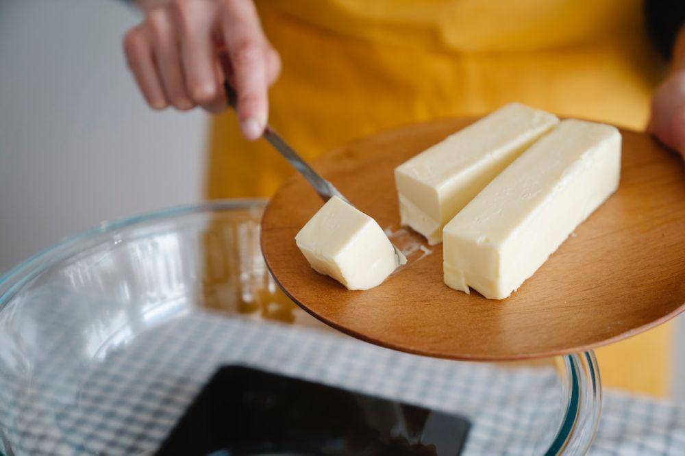 butter di atas piring kayu (pexels.com/Felicity Tai)