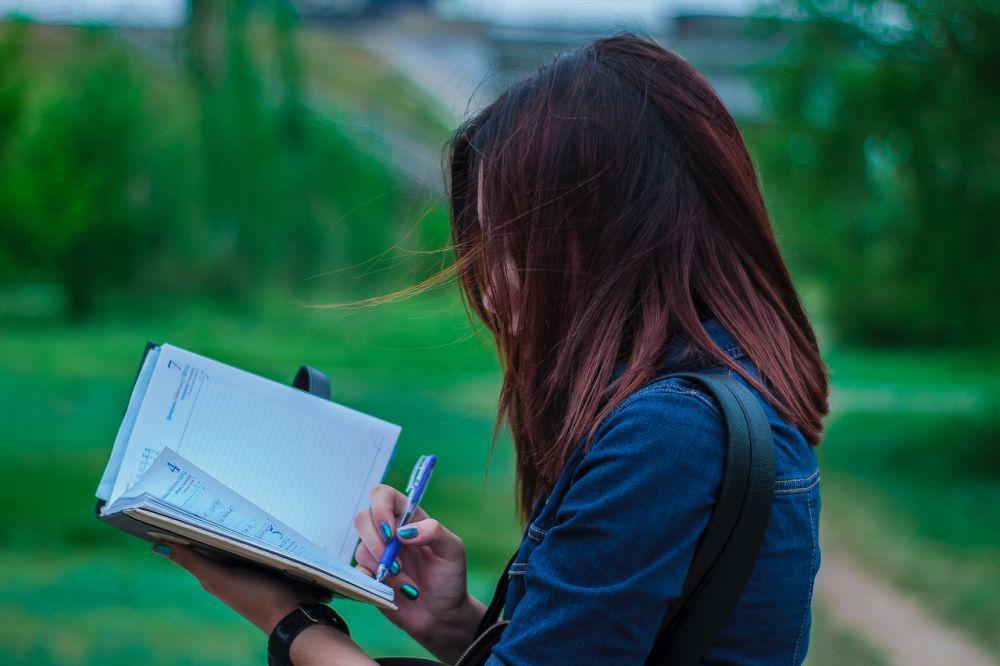 5 Keuntungan Positif Menulis Buku Harian untuk Usia 20-an
