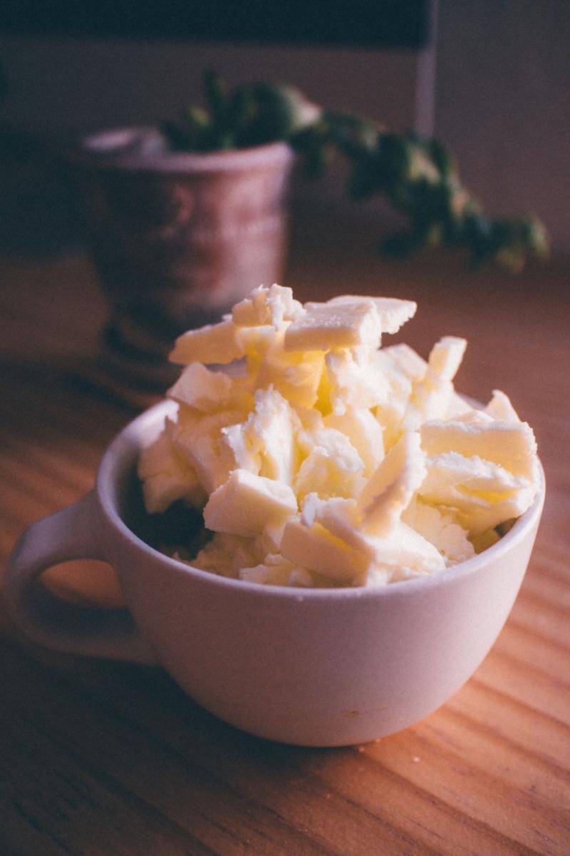 butter dalam gelas keramik (pexels.com/Monserrat Soldú)