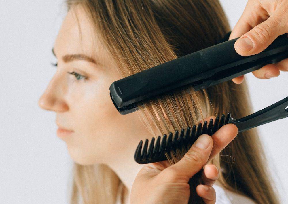 ilustrasi proses pelurusan rambut (pexels.com/Nataliya Vaitkevich)