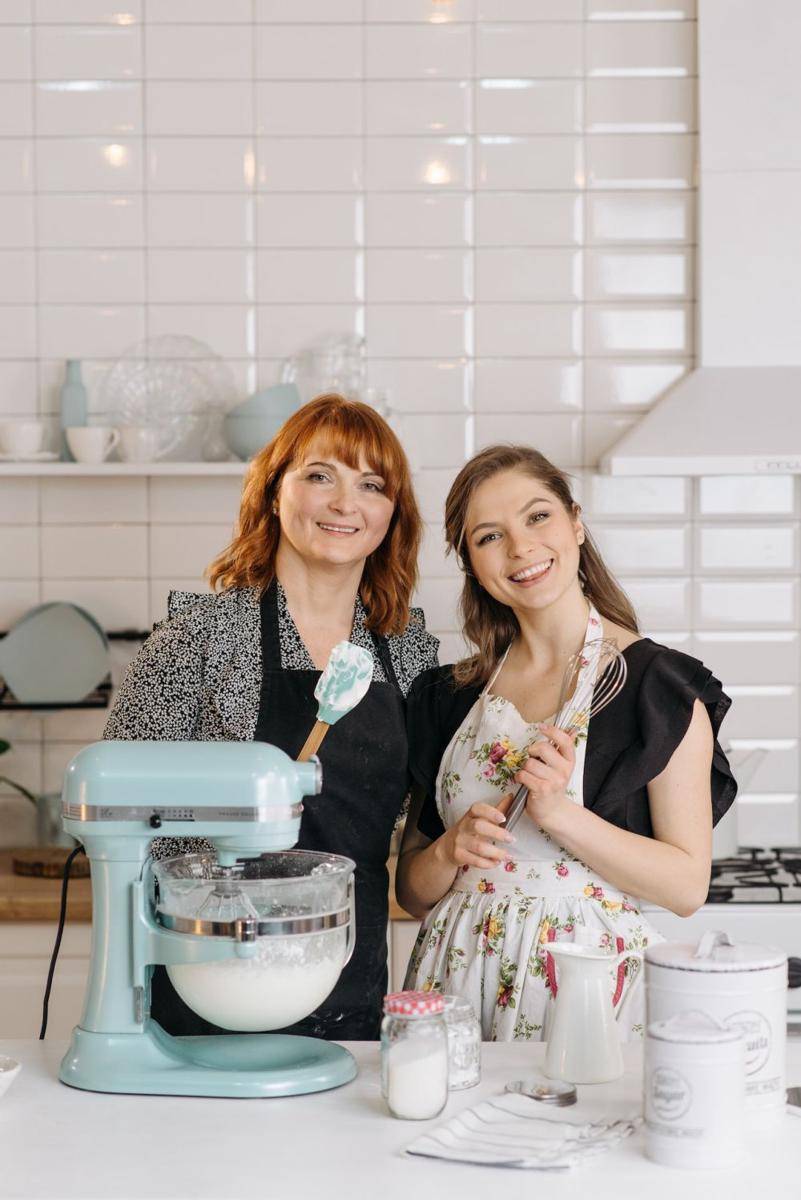 ilustrasi dua wanita menggunakan stand mixer (pexels.com/Pavel Danilyuk)