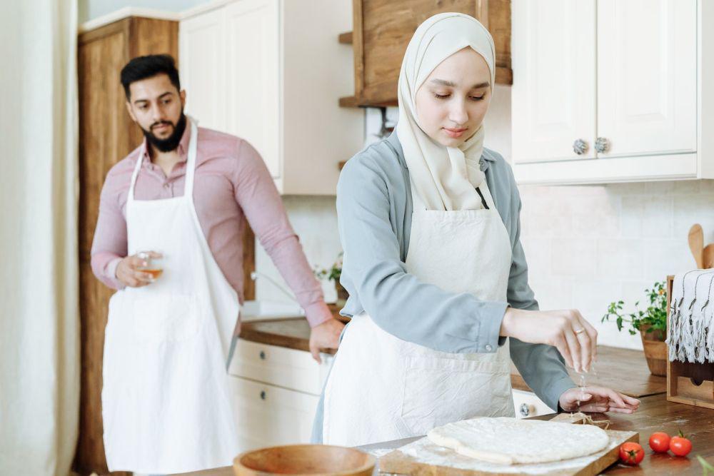 7 Alasan Suami Gak Boleh Mencela Istri yang Tak Jago Masak