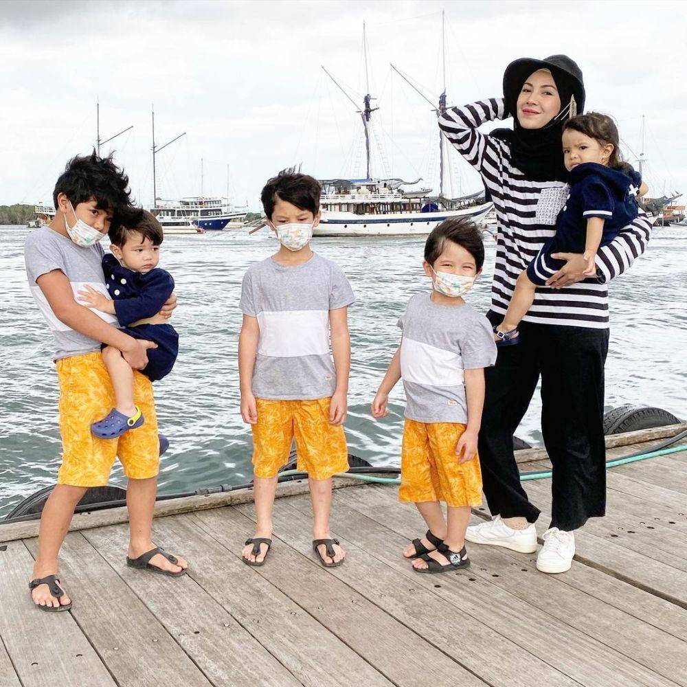 potret Ratna Galih dan kelima buah hati (instagram.com/ratnagalih)