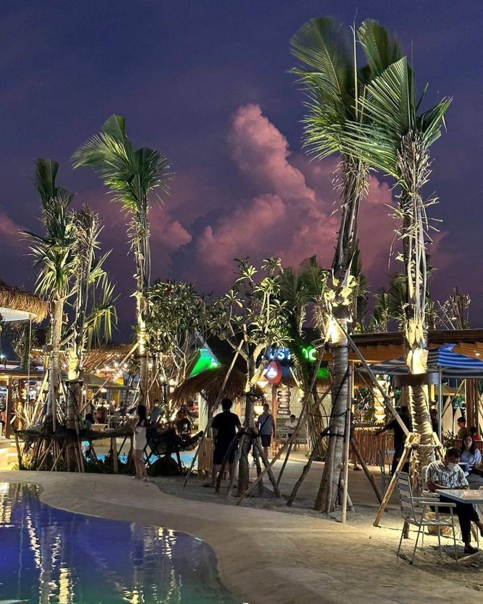 Ilustrasi suasana saat sunset di Aloha Pasir Putih (instagram.com/aloha.pik)