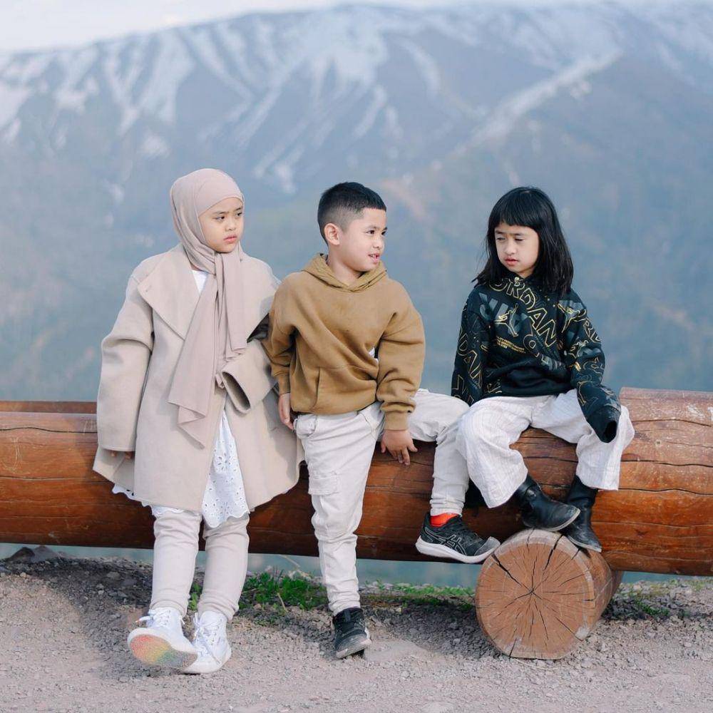 potret ketiga buah hati Oki Setiana Dewi (instagram.com/okisetianadewi)