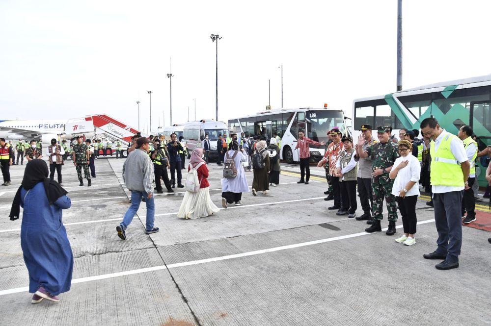 Menteri Luar Negeri RI Retno Marsudi menyambut para WNI yang dievakuasi dari Sudan. (dok. Kemlu RI)