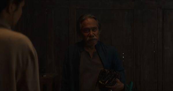 Mbah Tamin menjelaskan pekerjaan yang harus dilakoni ketiga perempuan tersebut( Dok. MD Pictures / Sewu Dino )
