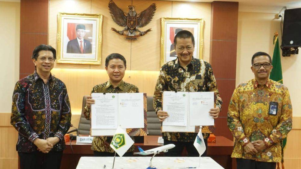 Dirjen PHU Hilman Latief dan Dirut PT Garuda Indonesia Irfan Setiaputra tandatangani kerja sama penerbangan jemaah haji Indonesia (dok. Kemenag)