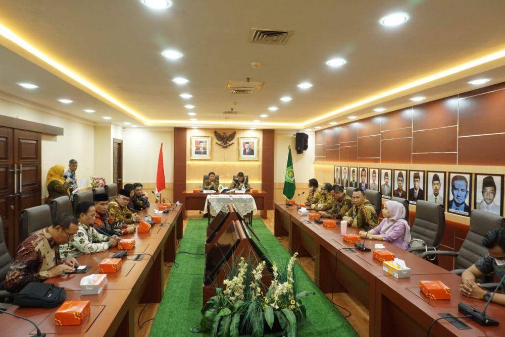 Dirjen PHU Hilman Latief dan Dirut PT Garuda Indonesia Irfan Setiaputra tandatangani kerja sama penerbangan jemaah haji Indonesia (dok. Kemenag)