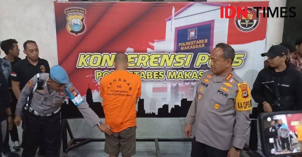 Pembuat busur panah, Arwan (20) warga Tallo Makassar (baju oranye). (Dahrul Amri/IDN Times Sulsel)