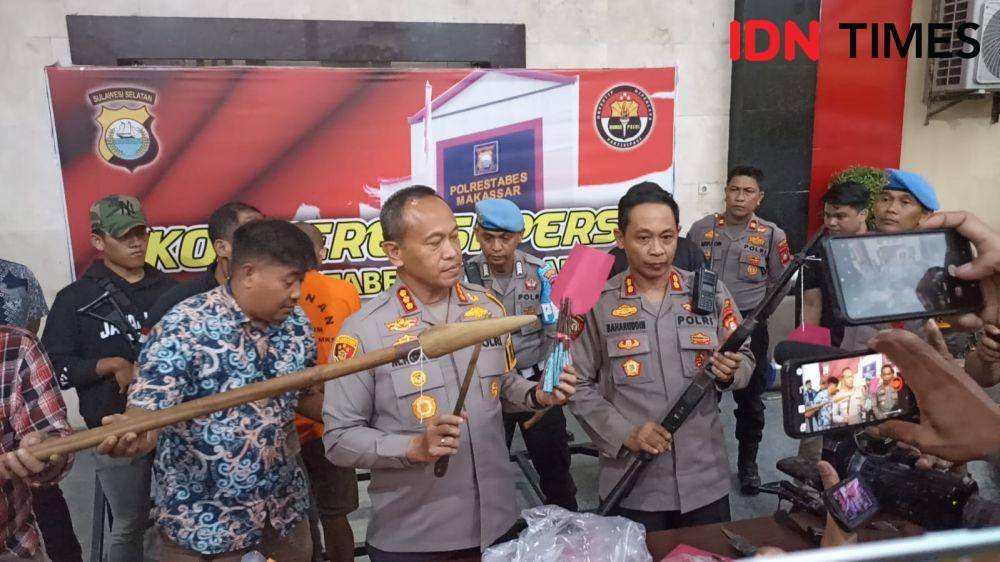 Polrestabes Makassar ungkap pabrik pembuat busur dan senjta tajam di Makassar. (Dahrul Amri/IDN Times Sulsel)