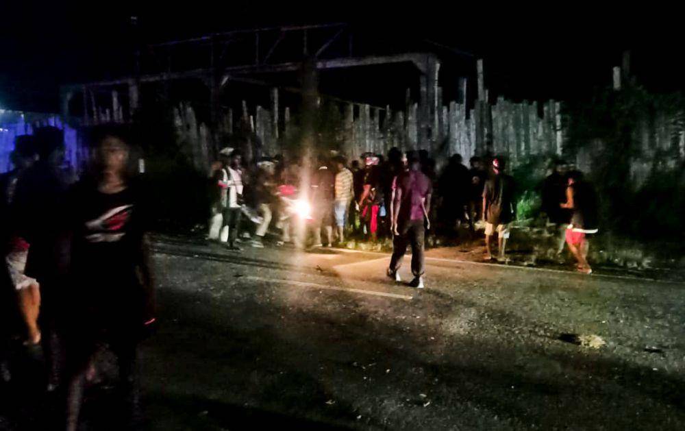 Kecelakaan maut di Jalan Poros Nabire Wanggar, Kabupaten Nabire, Papua Tengah, pada Jumat (28/04) malam. (IDN Times/Istimewa)
