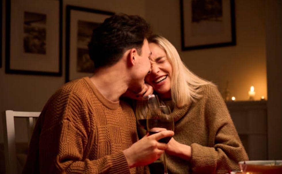 5 Tips Meredakan Konflik dalam Hubungan dengan Humor, Gak Kaku!