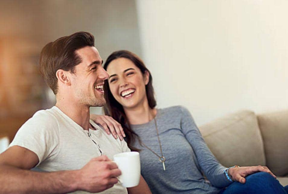 ilustrasi pasangan yang sedang bercanda (istockphoto.com/PeopleImages)