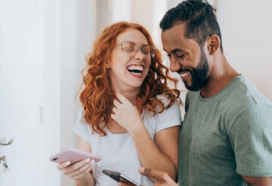 ilustrasi pasangan yang sedang bercanda (istockphoto.com/Igor Alecsander)