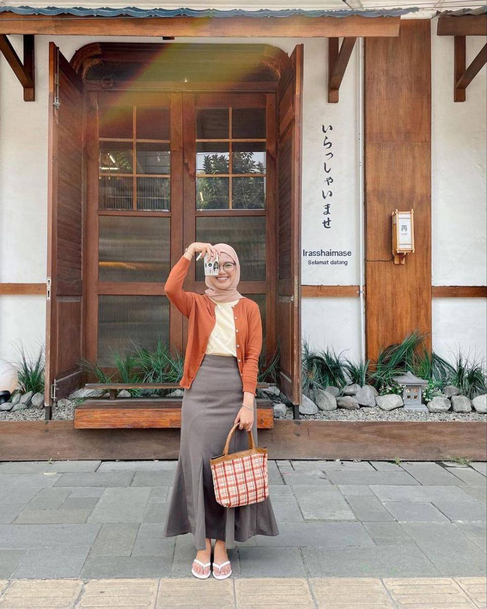 inspirasi ootd dengan cardigan rajut untuk hijab ala Fitrah Ayudia (instagram.com/fitrahydy)