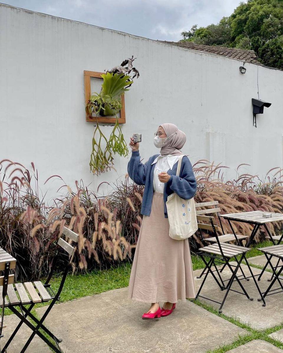 inspirasi ootd dengan cardigan rajut untuk hijab ala Fitrah Ayudia (instagram.com/fitrahydy)