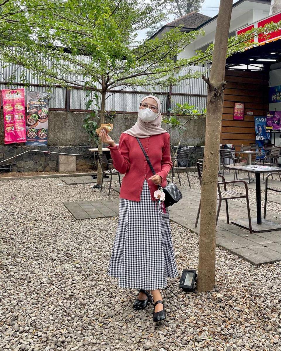 inspirasi ootd dengan cardigan rajut untuk hijab ala Fitrah Ayudia (instagram.com/fitrahydy)