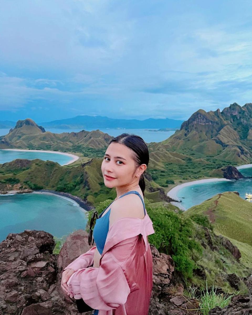 9 Potret Seru Liburan Prilly Latuconsina di Alam, Ada Reza Rahardian!