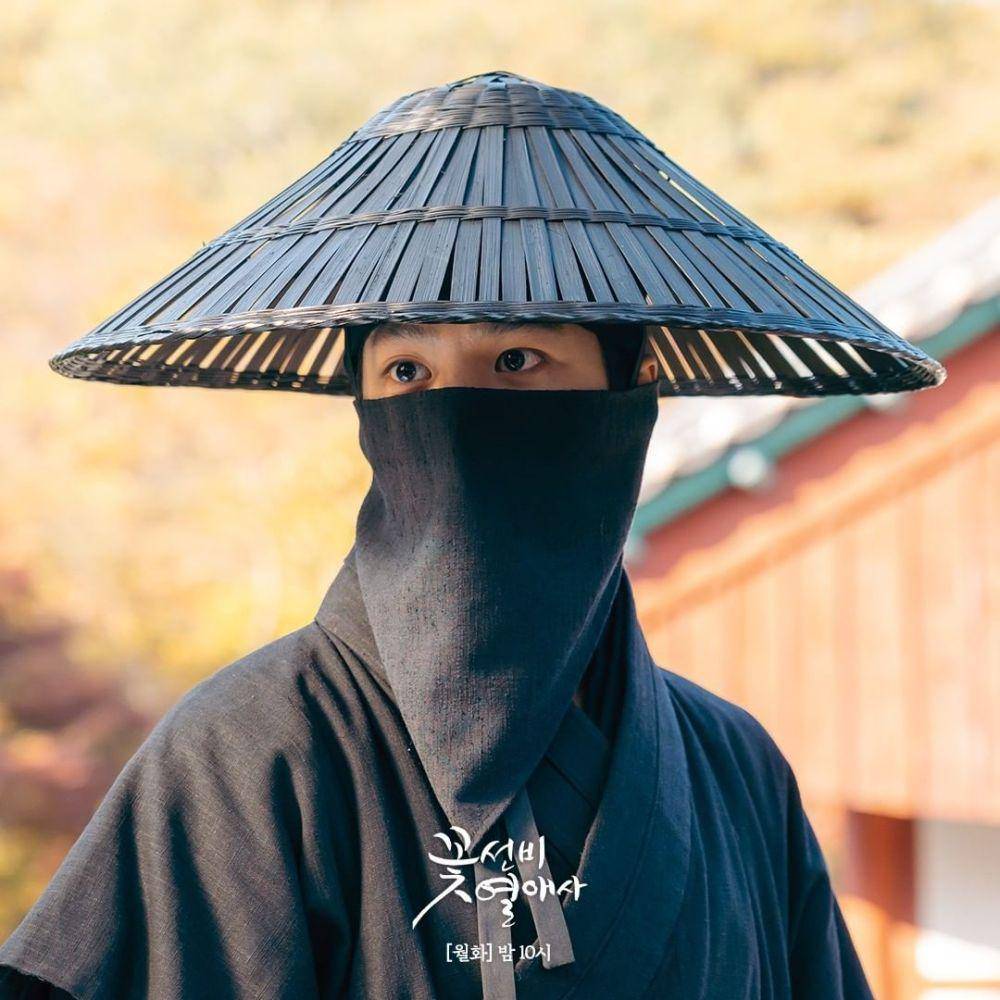 Kang San (Ryeo Un) dalam The Secret Romantic Guesthouse (instagram.com/sbsdrama.official)