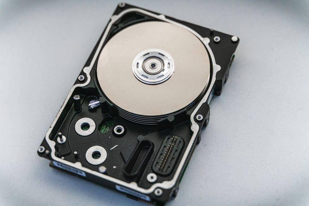 ilustrasi hard disk atau HDD konvensional untuk PC (unsplash.com/Nick van der Ende)