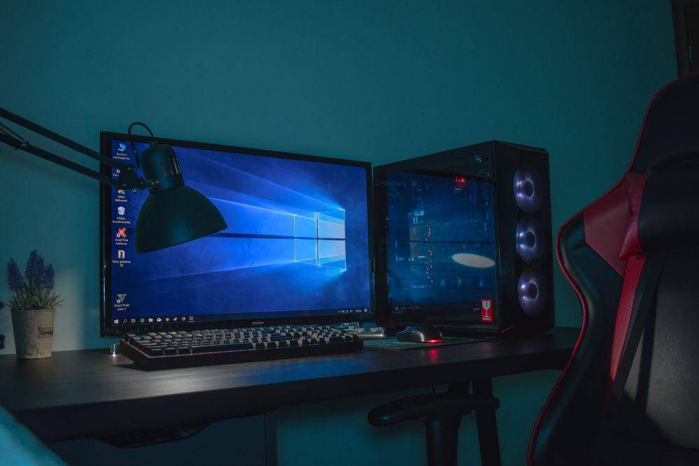 Memeriksa kesehatan komponen PC bisa dilakukan dengan pemasangan software khusus. (unsplash.com/Balkouras Nicos)