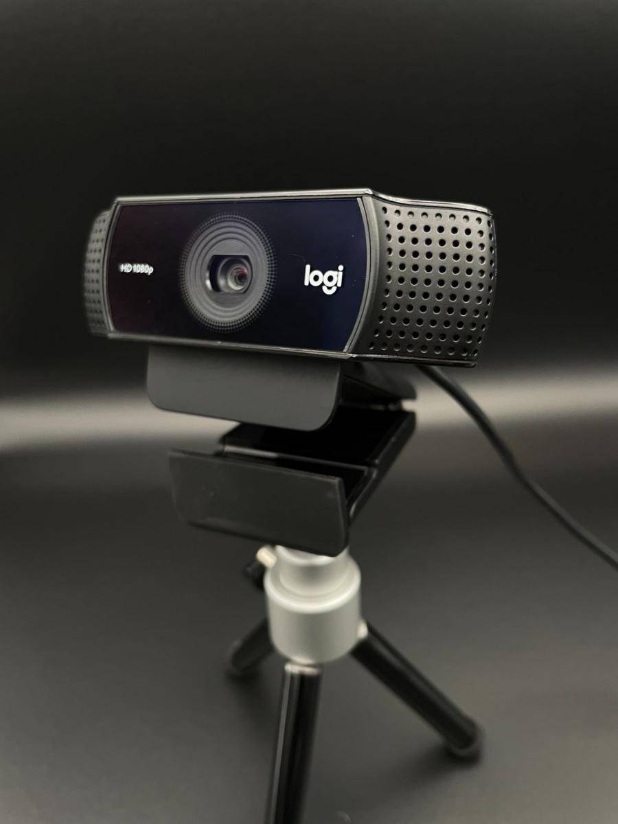 webcam dengan resolusi 1080p (unsplash.com/Deeterontop)