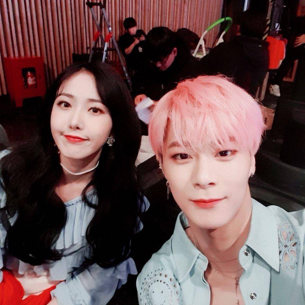 Moonbin ASTRO dan SinB VIVIZ (twitter.com/AsBeth_Estrada)