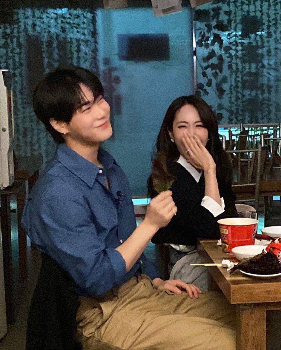 Moonbin ASTRO dan SinB VIVIZ (twitter.com/fallinlight_16)