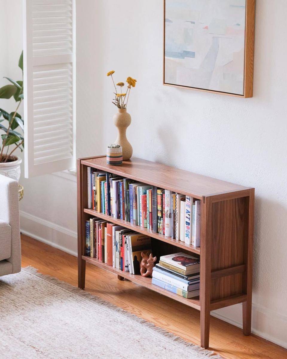 ilustrasi rak buku timeless solid-wood (pinterest.com/Hedge House Furniture)