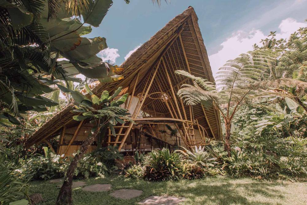 5 Hotel Bambu Paling Populer di Bali, Menyatu dengan Alam!