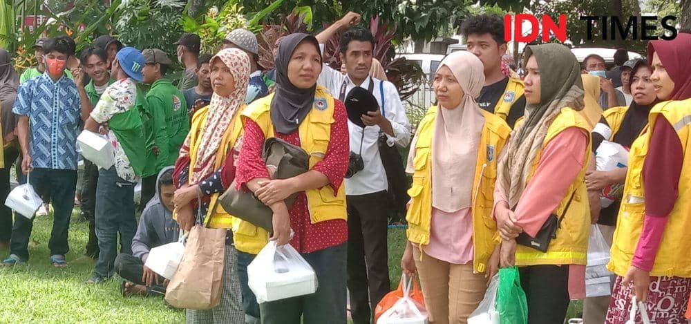 Para petugas kebersihan di Kota Mataram saat antre mendapatkan THR dari Pemprov NTB. Petugas kebersihan masih mendapatkan gaji di bawah UMR Kota Mataram. (IDN Times/Muhammad Nasir)