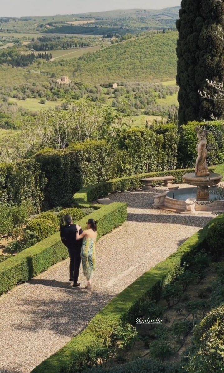 potret babymoon Julie Estelle di Italia (instagram.com/ewinren)