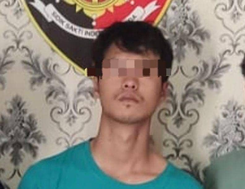 Penampakan pelaku Irwandhi usai ditangkap tim gabungan kepolisian. (Dok. Polres Lampung Barat).