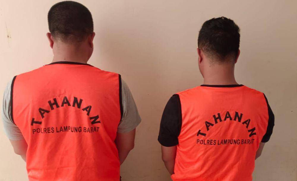 Penampakan kedua pelaku penganiayaan dokter Puskesmas di Lampung Barat. (Dok. Polres Lampung Barat).