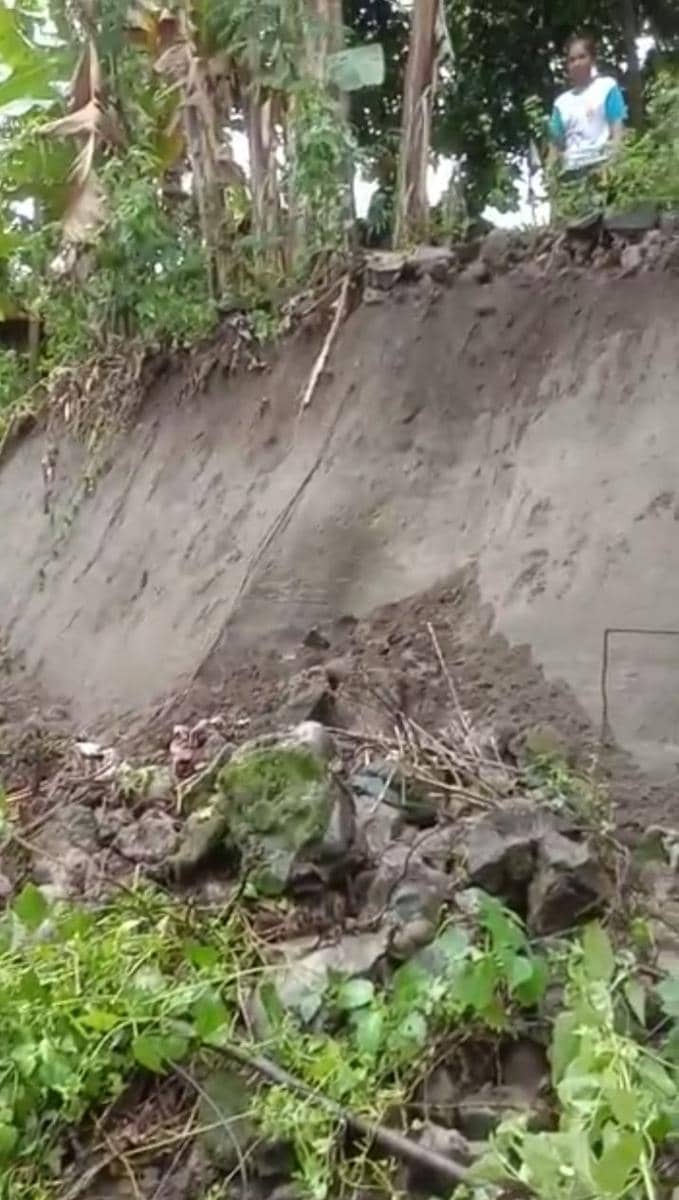 Talud yang ambruk dan longsor di samping rumah korban. (dok. Istimewa)