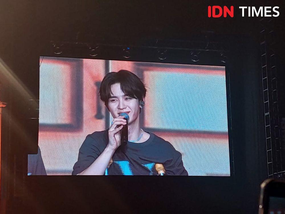 10 Potret Kun WayV Pakai Tongkat di Fanmeet Jakarta, Fans: Gwenchana!