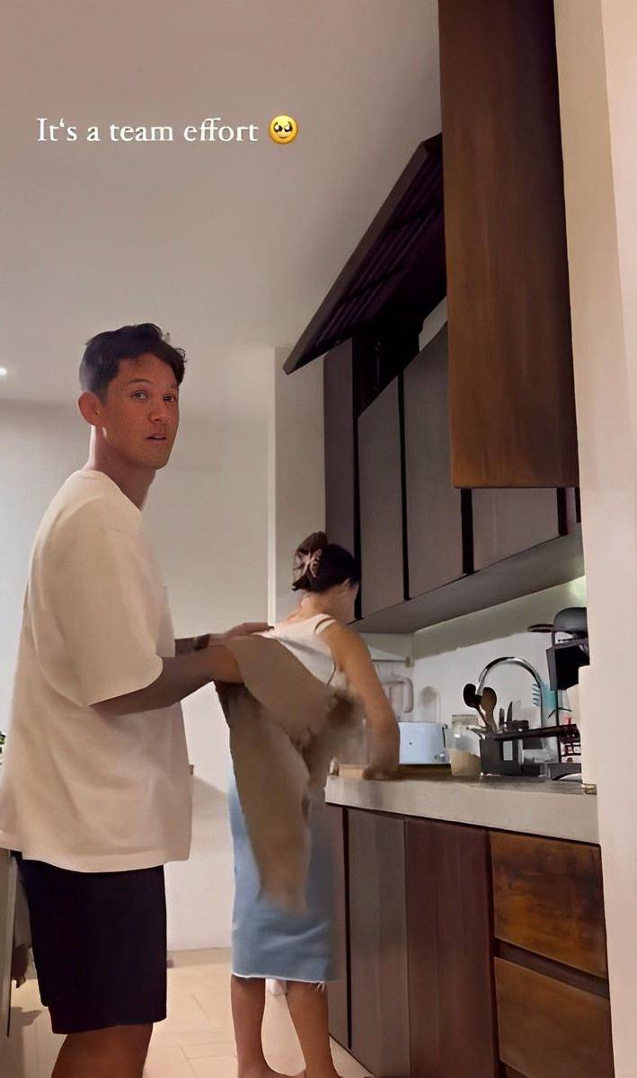 potret Jennifer dan Irfan Bachdim kerja sama beres-beres dapur (instagram.com/yashowbiz)