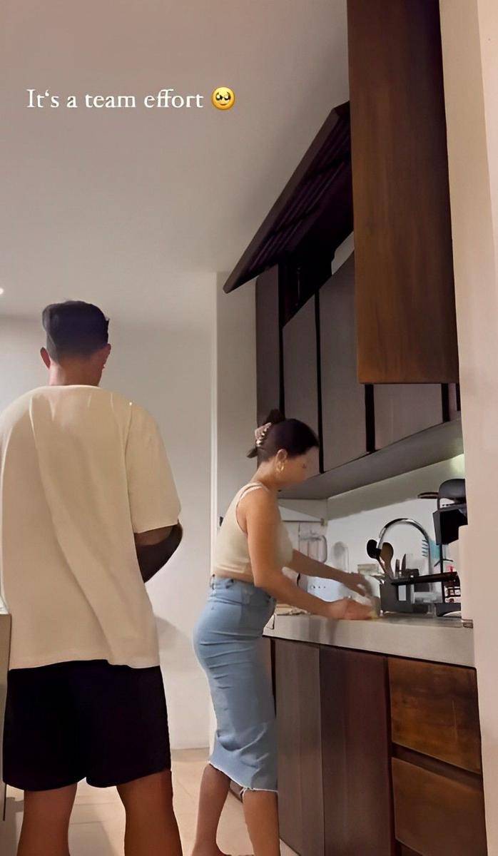 potret Jennifer dan Irfan Bachdim kerja sama beres-beres dapur (instagram.com/yashowbiz)