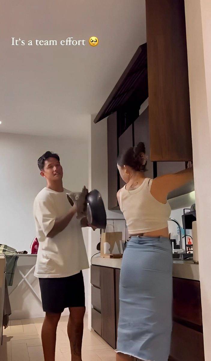potret Jennifer dan Irfan Bachdim kerja sama beres-beres dapur (instagram.com/yashowbiz)