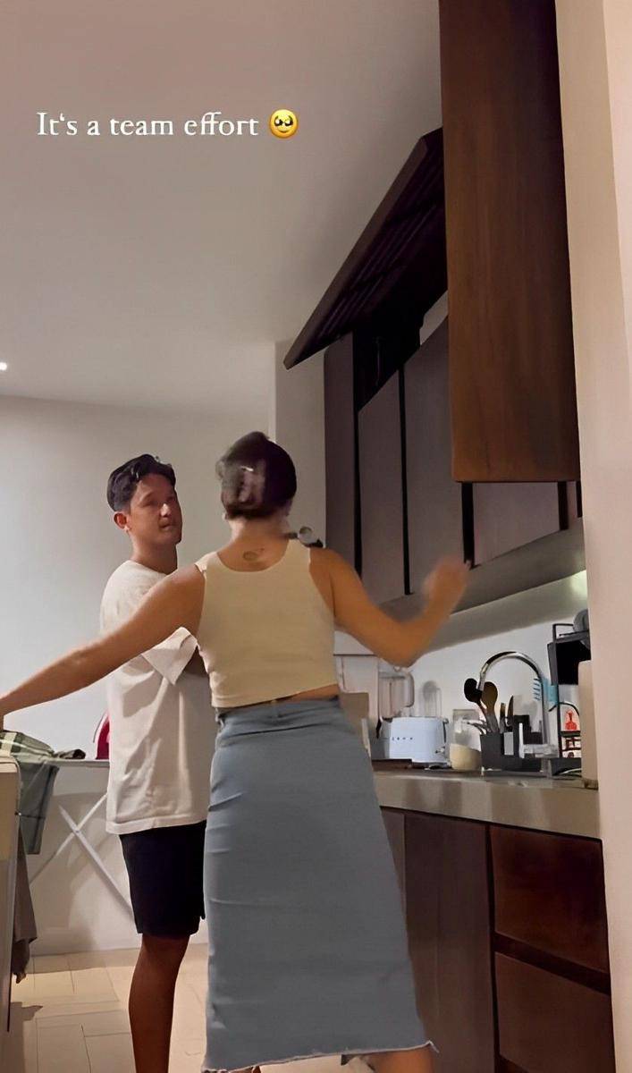 potret Jennifer dan Irfan Bachdim kerja sama beres-beres dapur (instagram.com/yashowbiz)