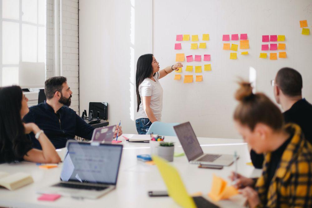 ilustrasi meeting (unsplash.com/@jasongoodman_youxventures)